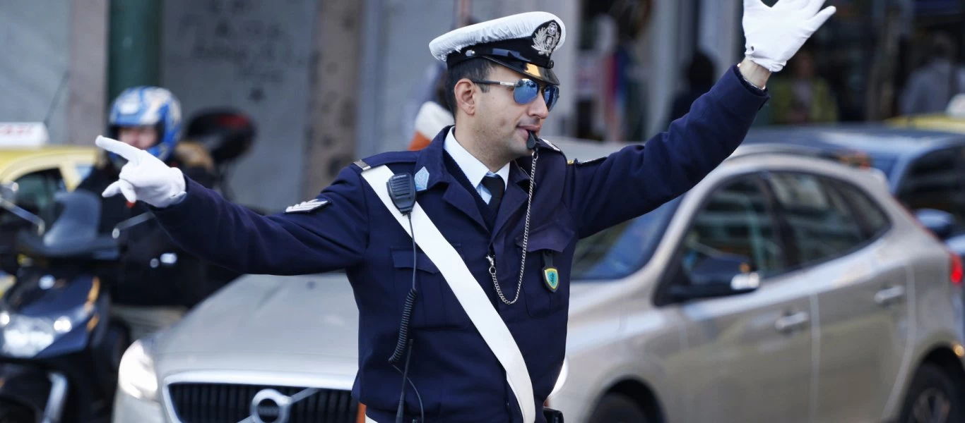 Σοβαρό τροχαίο με νεκρό στην παραλιακή στη Βούλα - Σύγκρουση φορτηγού με μοτοσικλέτα